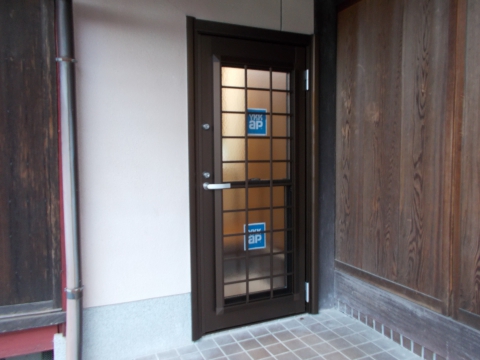 木製ドアが　平行四辺形？ｳｰﾝ