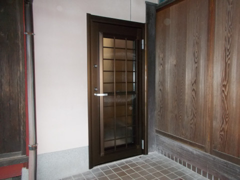 木製ドアが　平行四辺形？ｳｰﾝ